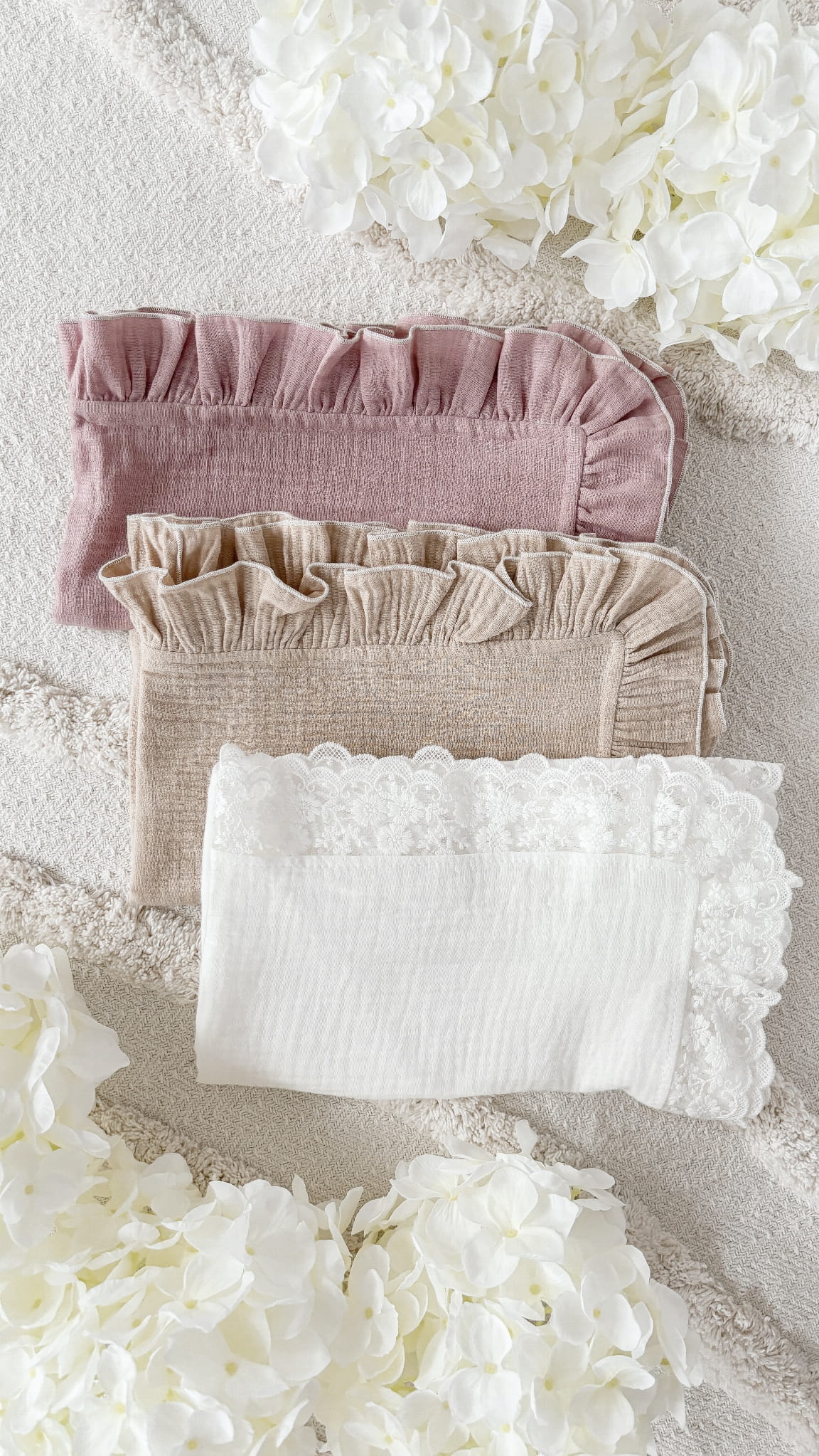 Ozdobna muślinowa pieluszka z falbankami KOLORY